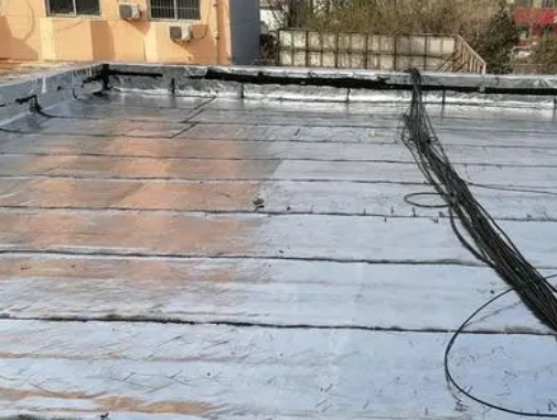 芒康卫生间漏水维修公司分享下芒康屋面楼顶防水刚性防水层施工要点。